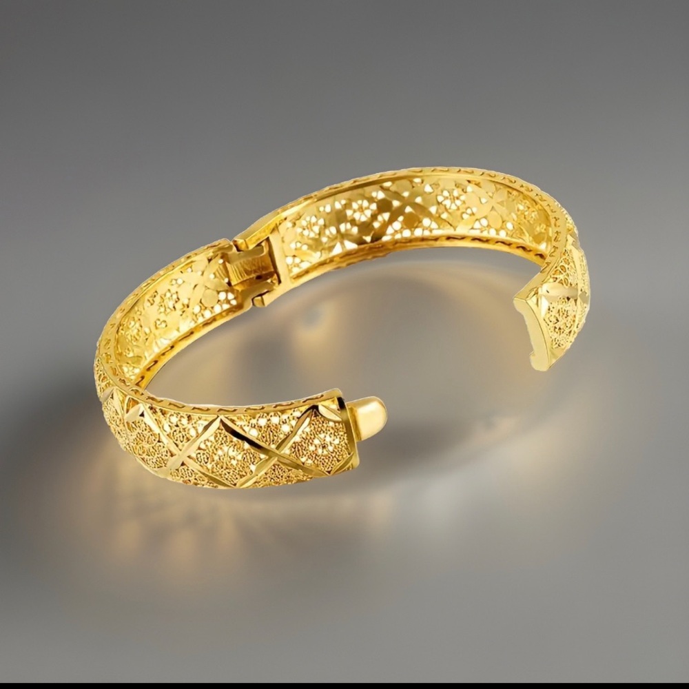 NWT 18k Gold plated bangle bracelet for women